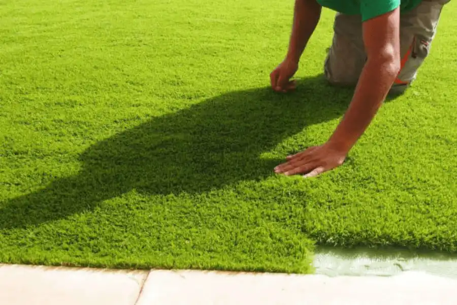 Mantenimiento del Césped Artificial: Guía Completa 2026