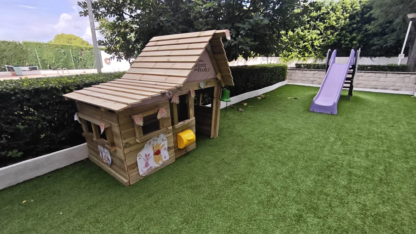 Artificial grass in a community playground in Dénia: 100 m² of AMORE 22 mm